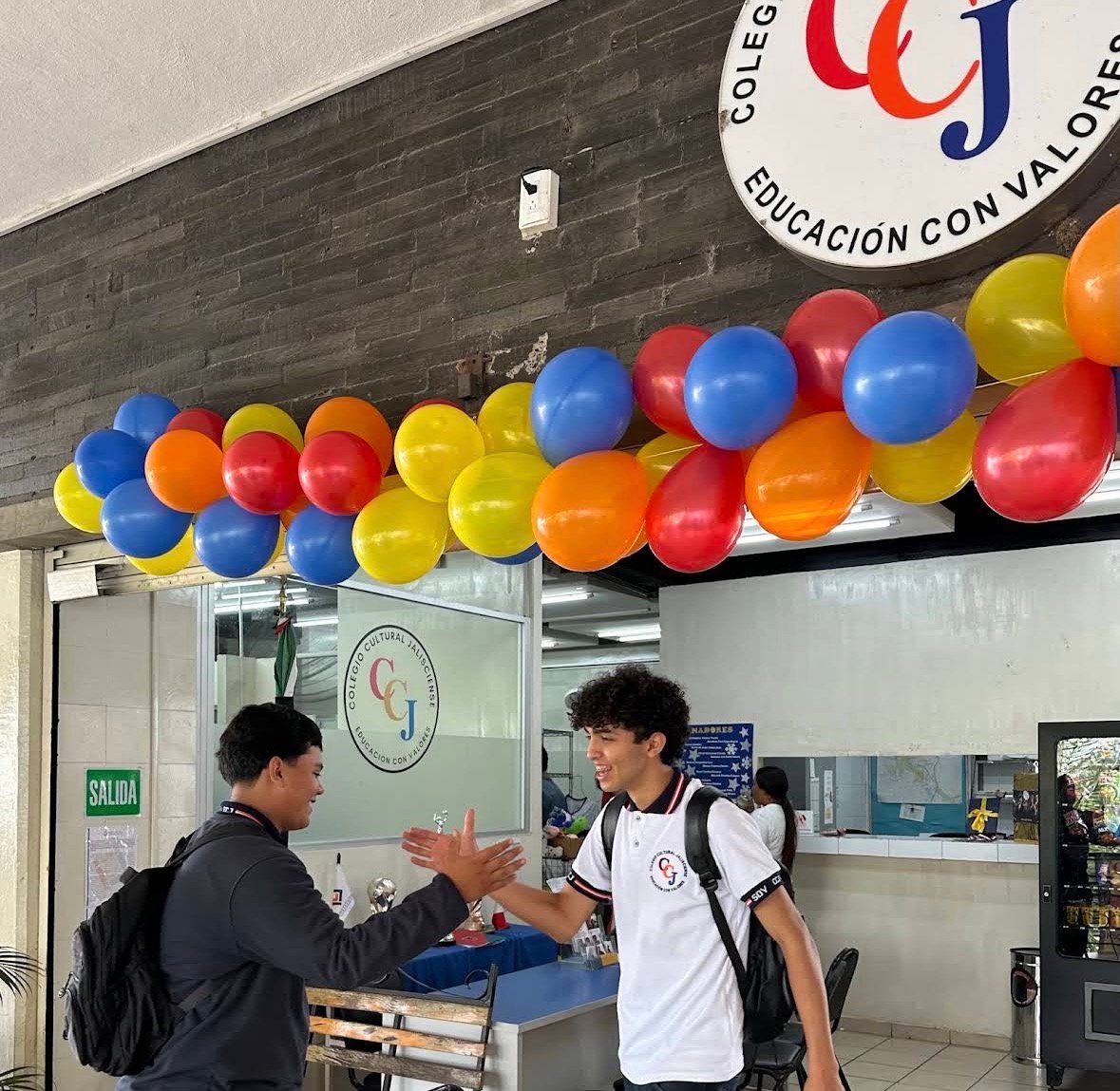 Dos alumnos del Colegio Cultural Jalisciense se saludan en el plantel